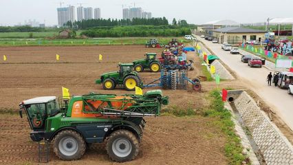 首次下田展演!湖北省首届新型农机装备田间展来了